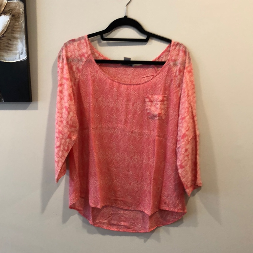 Cute 3/4 sleeve top.